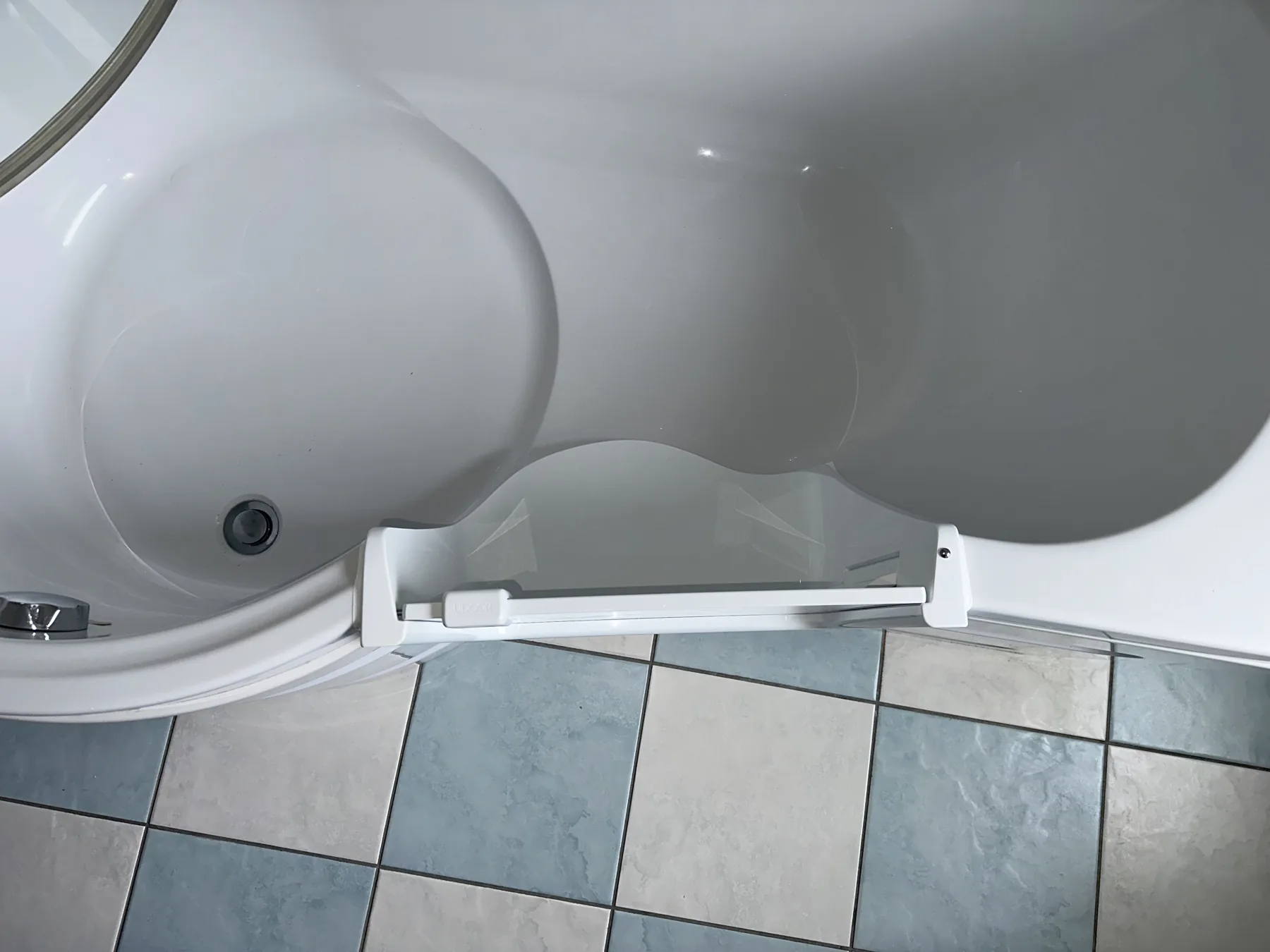 A UDOOR® door fitted into a P-shaped shower bath