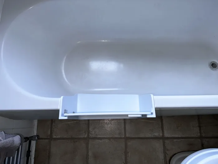 A UDOOR® door fitted into a straight bath