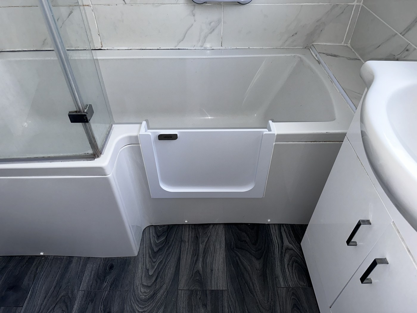 The same bath with the watertight UDOOR® door fitted