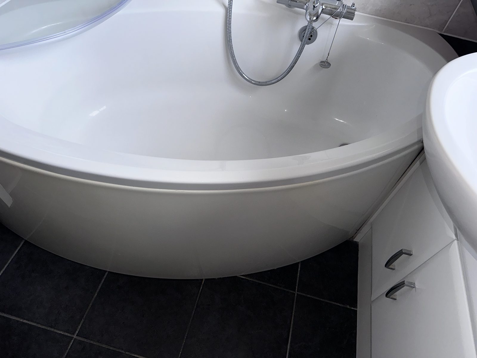 Marilyn's bath in Aylesbury before the conversion, the front panel still closed
