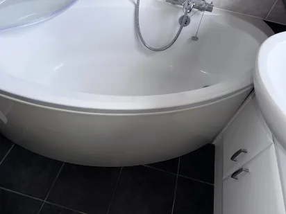 Marilyn's bath in Aylesbury before the conversion, the front panel still closed