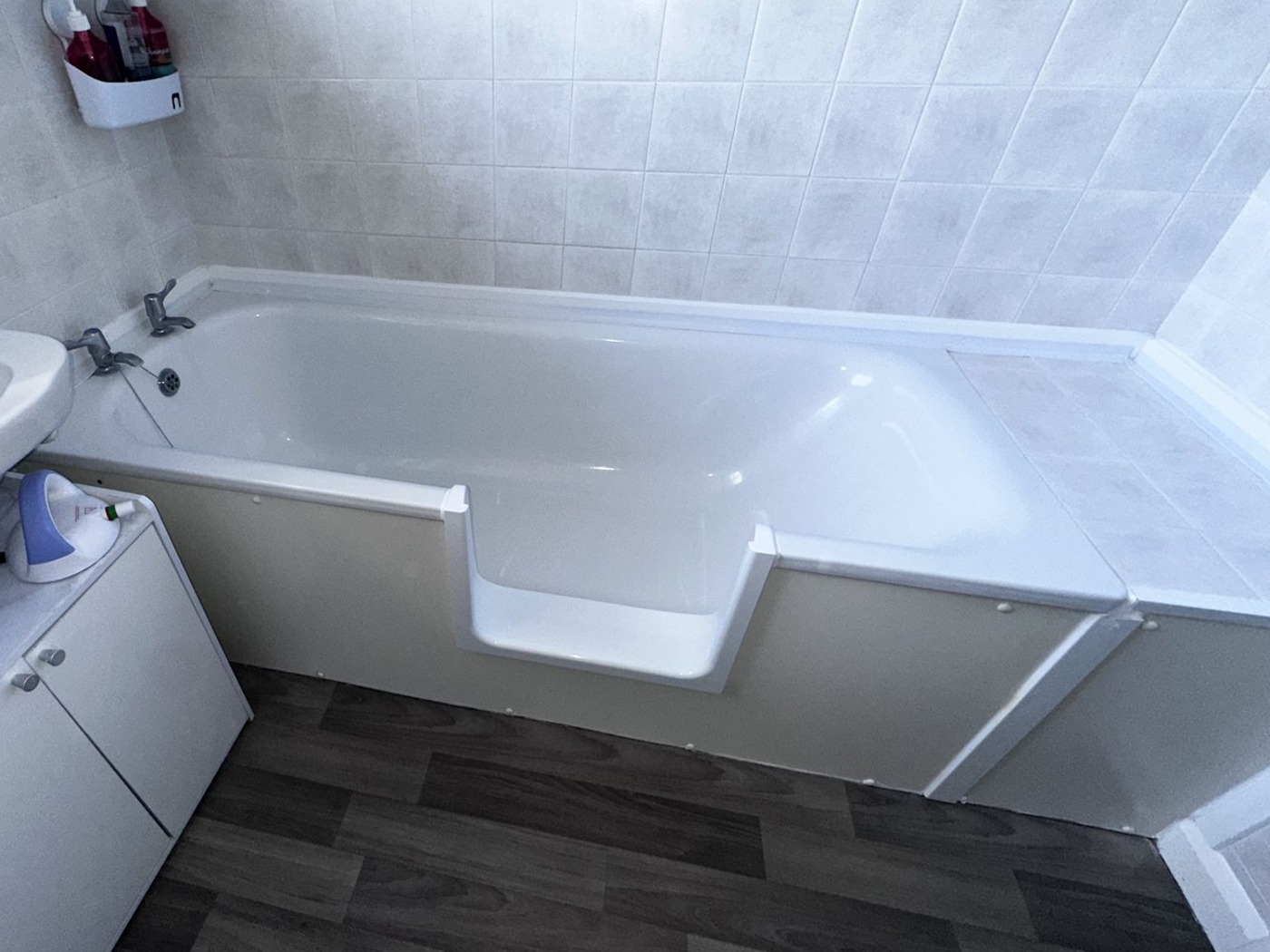 The same bath with the watertight UDOOR® door fitted