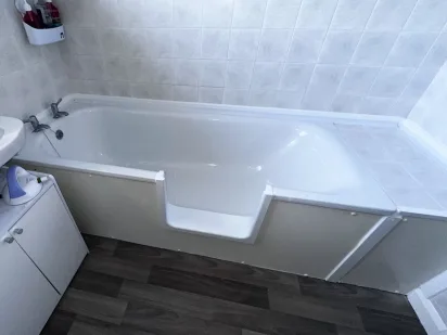 The same bath with the watertight UDOOR® door fitted