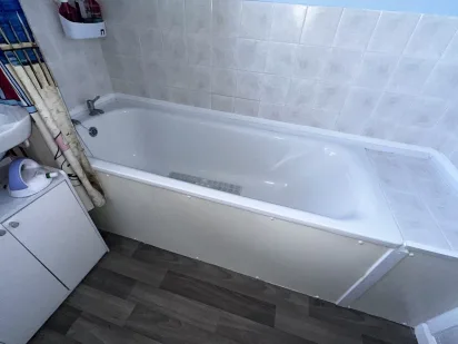 Sandra's bath in Reading before the conversion