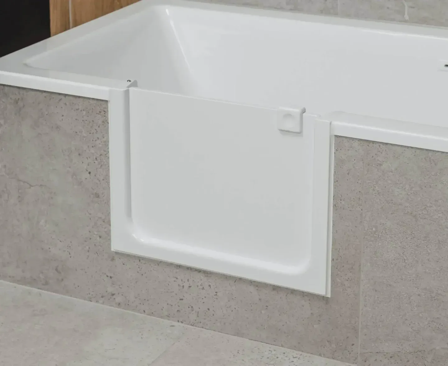 The full UDOOR® door fitted into a bath, closed